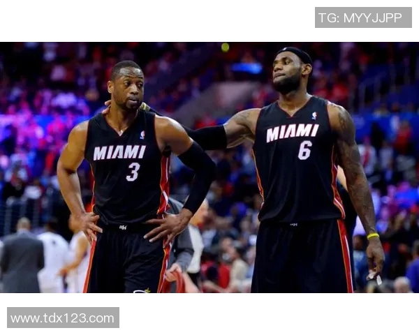 韦德与詹姆斯巅峰对决精彩集锦回顾展现篮球传奇的辉煌瞬间